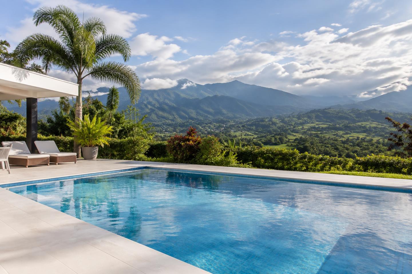 Piscina en un entorno tropical del suroccidente colombiano